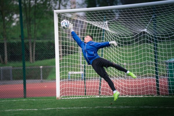 Elite Techniques to Sharpen Goalkeepers' Reflexes: Elevate Your Save Mastery!